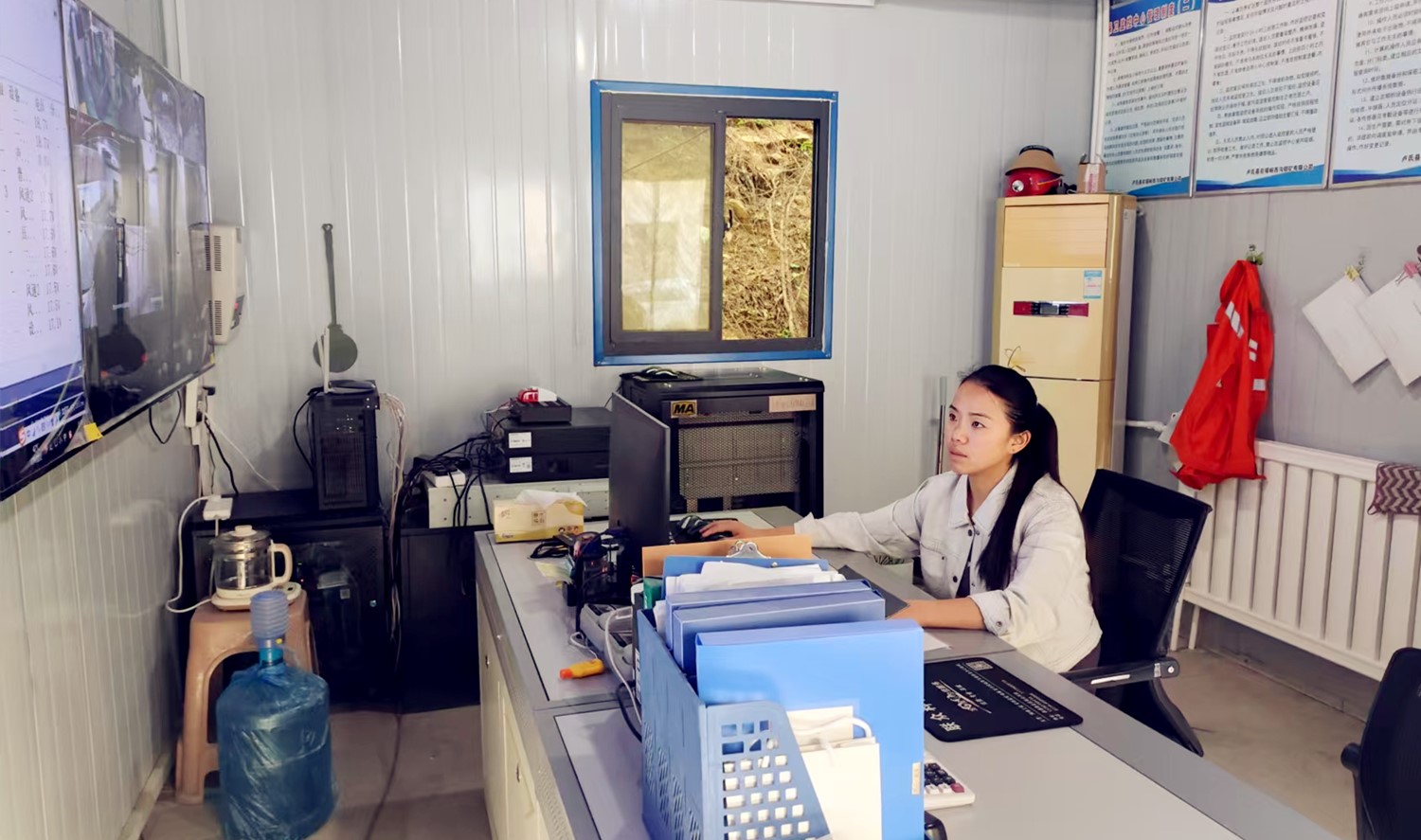 堅守安全防線，綻放巾幗風采｜記西溝鐵礦安全監控員黃春玲